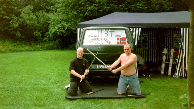 Gutta boys poserer med suvernirer