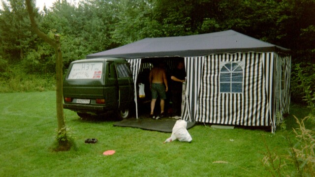 Camping i Hamburg. «We put the car inside the tent, ok?»